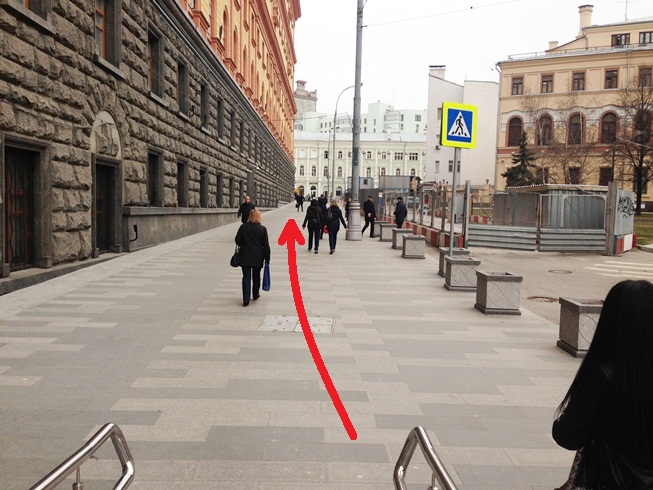 дорога вдоль здания